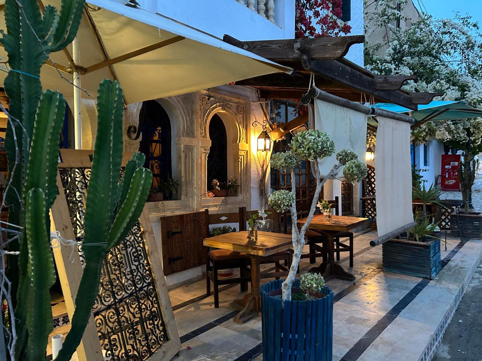 L'Artisan Hotel Harqalah Bagian luar foto